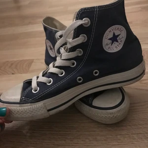 Converse  - Har använt den kanske 3 gånger, säljer dom pg att dom inte kommer till användning❣️