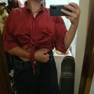 Röd topp - Röd knytskjorta