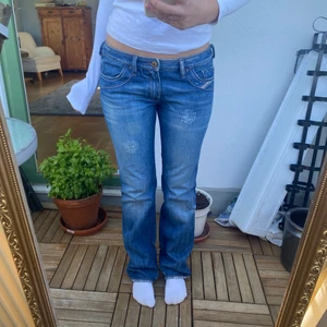 Diesel jeans - Så snygga lågmidjade jeans från diesel, står ingen storlek men passar mig som brukar sa ca storlek 28 i midjan💕 är 168 cm lång och på mig går jeansen hela vägen ner till marken!