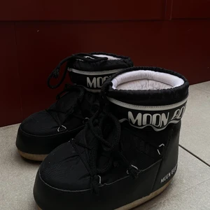MoonBoots  - Intressekoll på mina svarta MoonBoots i storlek 36-38. Använda en säsong, fortfarande i fint skick. Hör av er för fler bilder ❤️ Vid snabb affär kan jag gå ned i pris! Nypris 1300 kr.