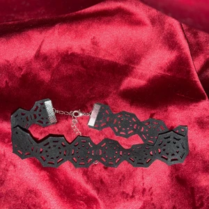 Choker halsband  - Svart choker halsband från H&M. OBS! Finns lite smink märken på den