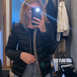 Colmar jacka  - De är i fint skick, dock går inte höger fickan att stänga. Xs-S 