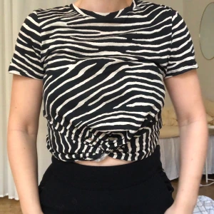 H&M - tröja 🌻 - Tröja från H&M i nyskick! Aldrig använd 🌻