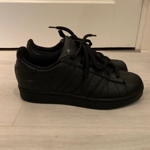 Adidas skor  - Svarta adidas skor superstar knappt använda så i nu skick i storlek 36