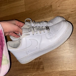 Airforce  - Hej, har nu tänkt att sälja mina airforce då dem är för stora för mig. Har använt dem ett fåtal gånger men eftersom att dem är lite för stora så har de blivit små hål vid hälarna då skorna åkt upp och ner när jag gått