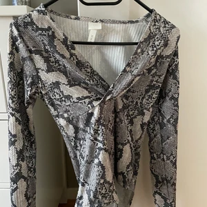 Leopard body  - Säljer min leopard mönstrade body från H&M då den inte längre kommer till användning. Ganska tight passform med en fin urringning. Storlek XS, men är ganska stretchig så passar även S. Köparen står för frakten 🖤🐆