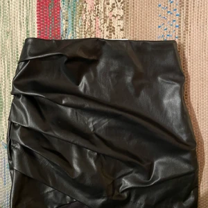 Svart skinnkjol  - En svart rynkad skinnkjol från H&M. Endast provad med prislappen kvar. Kan mötas i Stockholm eller skicka. Frakt: 66kr spårbart 🖤