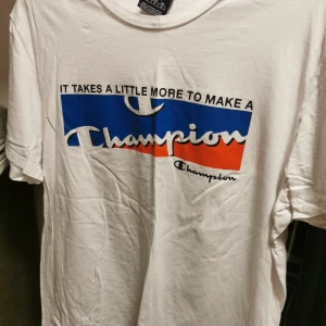 Champion t shirt  - Vit champion t shirt. Bra skick. 