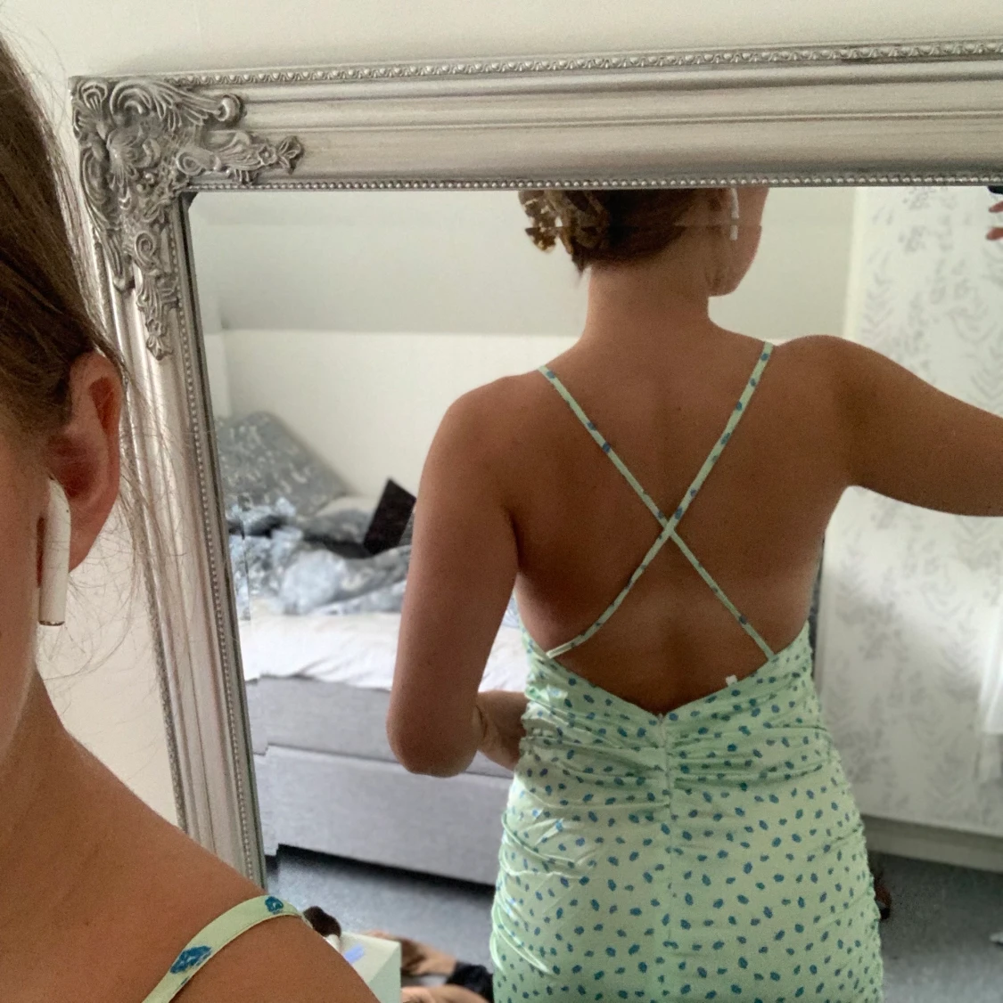 Klänning med slits och öppen rygg