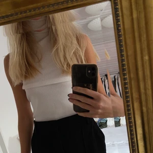 Vit ribbad topp från zara - Så fin ribbad topp med hög krage från zara. Kragen kan man vika ner om man vill som jag gjort på sista bilden. Säljer då jag helt enkelt lyckats skaffa mig för många liknande plagg. Tror den kostade runt 199kr o säljer därför för 50kr+ frakt strl S