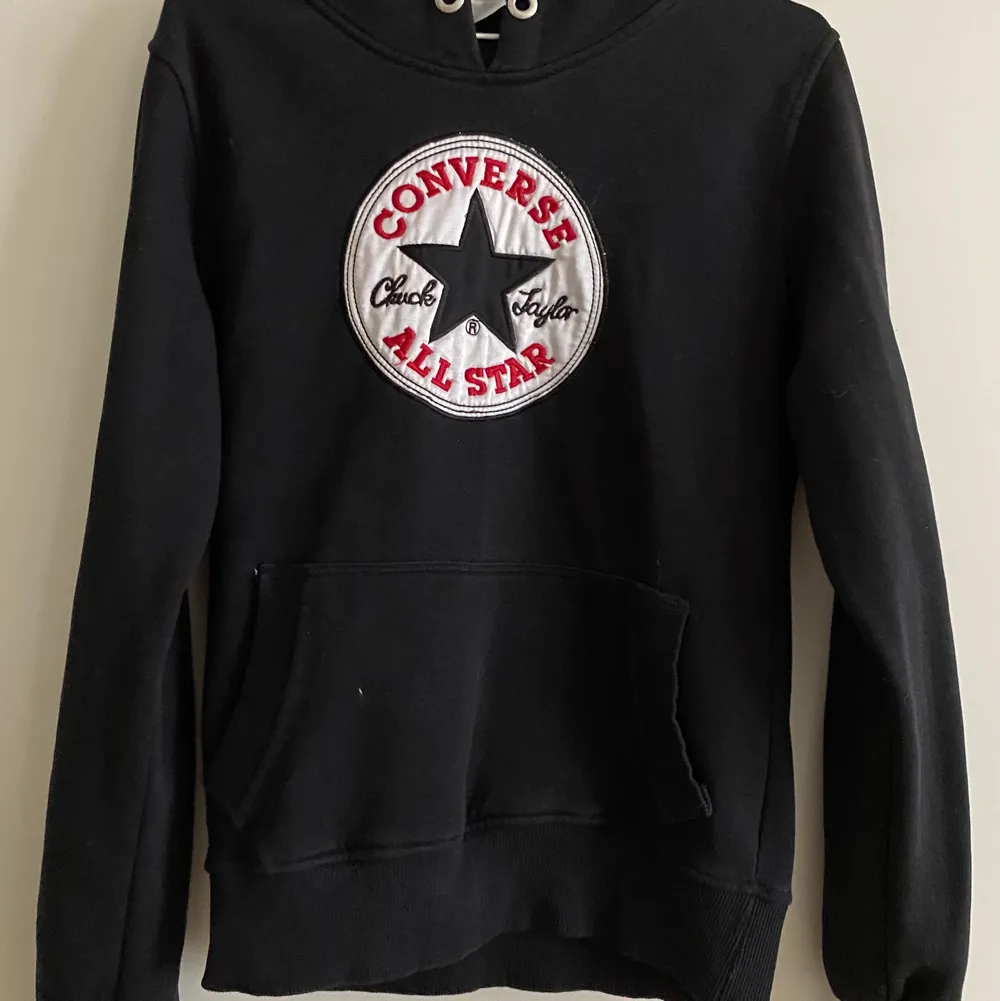 En svart Converse hoodie i storlek S. Eventuell frakt betalas av köparen . Hoodies.