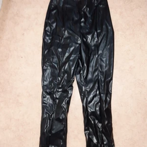 Skinnbyxor stl s - Ett par coola skinnbyxor (fake skinn) i storlek S/36 från SBetro, prislapp finns kvar. Spårpar frakt 66 kr. Annars möts i Växjö.  