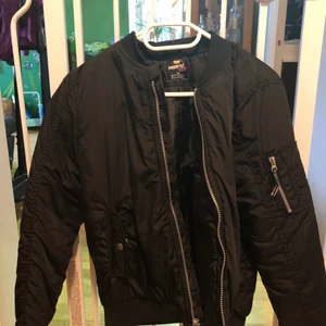 Svart Barnjacka - Svart Barnjacka, storlek- 164cm, 13-14 år, ser nästan nytt ut