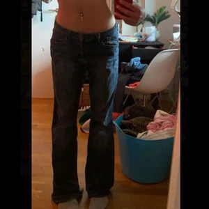 mörkblå baggy/bootcut jeans💓 - säljer pga de eh kommer till anvönding längre. tjejen på bilden är s/m. skriv vid fler frågor eller bilder💓💓