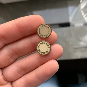 örhängen  - örhängen från marc jakobs, i beige och guld