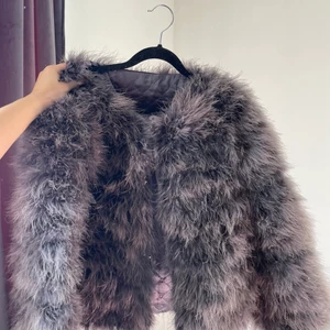 Pälsjacka från DM - Pälsjacka från Dennis maglic i stl S. Använd ett fåtal gånger. Säljer då jag inte använt den på över 1 år. 