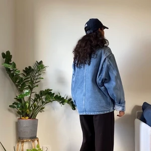 Jeansjacka  - Baggy jeansjacka i fint skick! Nice detaljer som tex stora fickor m.m. Oklart vilken storlek den är i men jag har storlek 38 (då kanske ni kan få en uppfattning) Kan mötas upp i stockholm eller frakta (då står köparen för frakten) 🥰