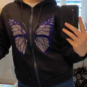 Perfekt hoodie nu till vinter💕 aldrig använd så i nyskick😌 frakt tillkommer😙