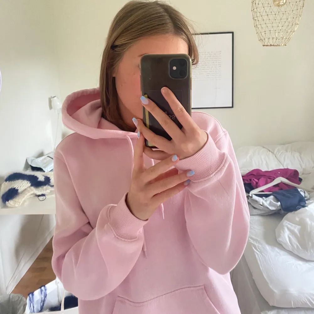 En så najs hoodie i fin ljusrosa färg😘luvan är jättebra också!! Från herravdelningen men passar alla!!!💞. Hoodies.