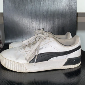 Svart vita puma dam  - Säljer nu mina svart vita puma skor i storlek 40. Dom är använda vilken syns. Men blir bättre efter en tvätt. Ligger en tjockare sula i, vilket kan underlätta för er med knäproblem. Pris kan diskuteras. Köparen står för frakt. Endast Swish. 