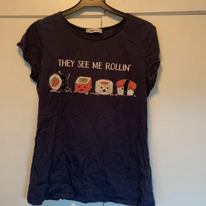 T-shirt  - 🌸Mörkblå tröja med sushi rullar på bröstet med text      🌸Från: New Yorker