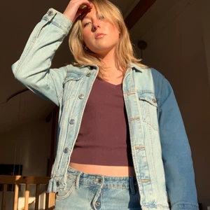 Jeansjacka från Gina💙 - Säljer denna snygga jeansjackan från Gina för att den inte kommer till användning i min garderob längre. Den är i storlek M och i väldigt fint skick☺️