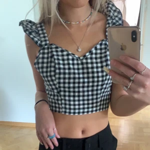 Gullig topp strl xs - 🤍🖤 söt topp med öppen rygg och knytning bak från shein. Aldrig använd! Säljes p.g.a att den aldrig används! 💕skriv vid frågor/priset kan diskuteras