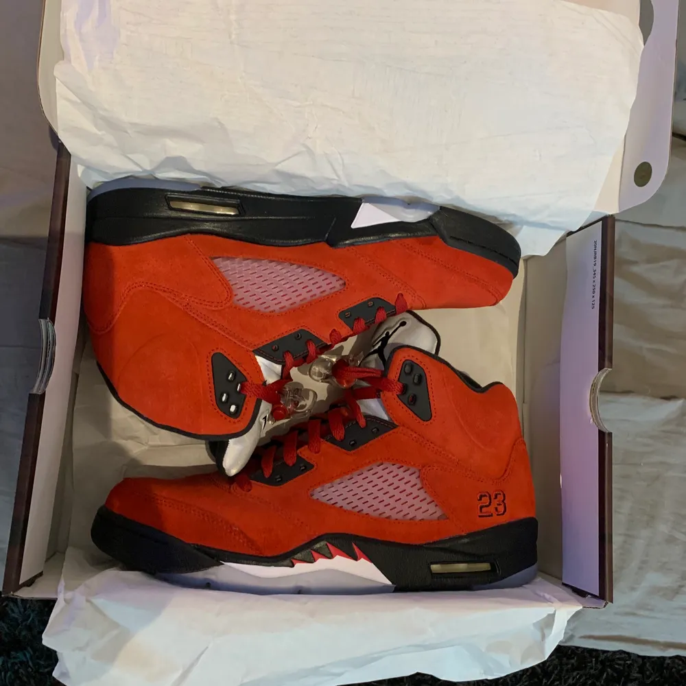 Jordan 5 raging bull size 44, cond 9,5 av 10. Skor.