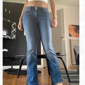 Lågmidjade jeans - Lågmidjade jeans fårn lee. Passar storlek 36. Snygga och sköna. Långa i benen. Bra skick. Köparen står för frakt