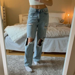 Slitna jeans - Slitna jeans i ljus tvätt, använda typ 2 gånger pga av att de är lite korta på mig som är 174 cm😚  Storlek 38 men passar även 36, säljer för 150kr💙