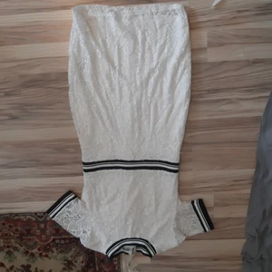 Klänning - Vit sportig spets klänning. Lite använd. 