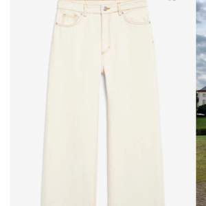 Highwaisted baggy jeans från monki använda fåtal ggr, jättefina! Original pris 400kr 