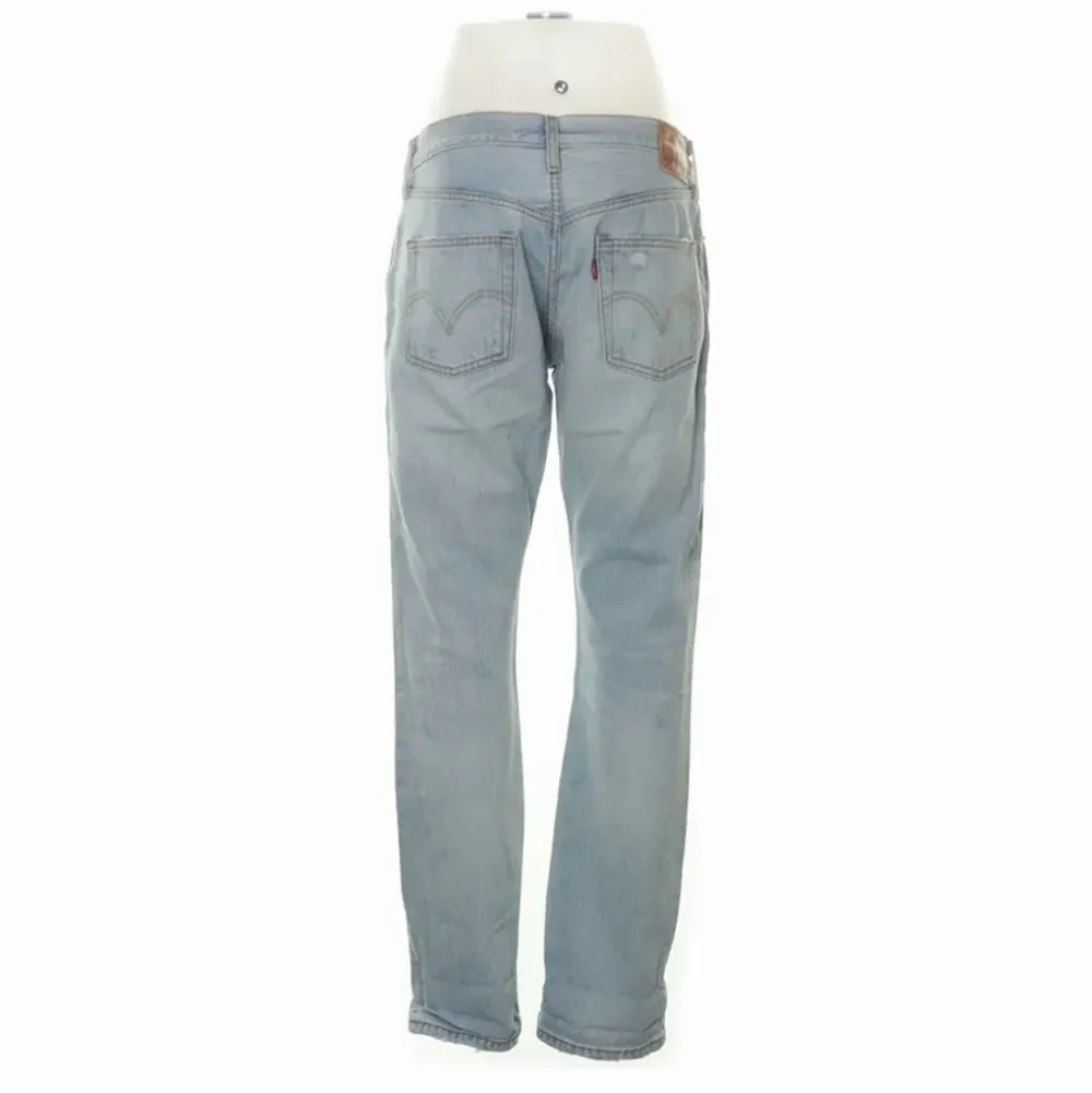 Blå levis jeans i bra skick! Modellen är herr 501. har sytt in dom i midjan men det går att sprätta upp om man skulle vilja det 💖. Jeans & Byxor.