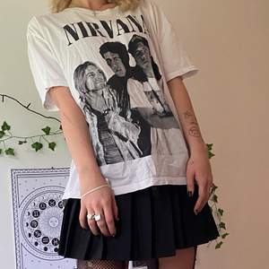 Vit T-shirt med Nirvana tryck. Minns tyvärr inte var jag köpt den ifrån