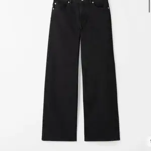 Fina jeans som säljs pga för små. Köpta för 599kr i Åhléns. (Carin Wester). Använda Max 2 gånger, alltså nyskick. Lite urtvättade i färgen. Frakt tillkommer runt 60kr. De passar perfekt i längden för mig som är runt 168. 