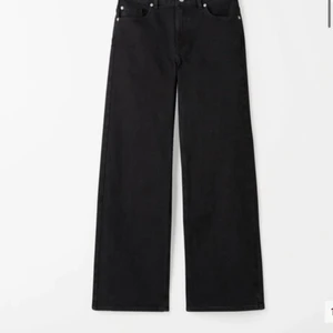 Svarta raka jeans  - Fina jeans som säljs pga för små. Köpta för 599kr i Åhléns. (Carin Wester). Använda Max 2 gånger, alltså nyskick. Lite urtvättade i färgen. Frakt tillkommer runt 60kr. De passar perfekt i längden för mig som är runt 168. 