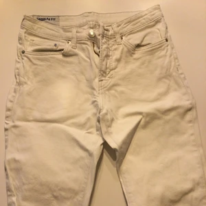 H&M helt vita byxor  - Regular fit, typ straight legs. Använda men fint skick!