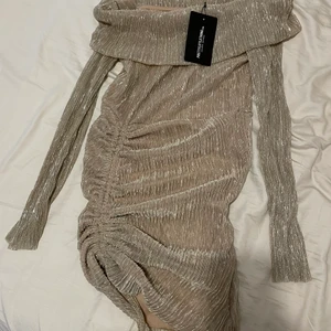 Guld festklänning - Oanvänd från PLT, metallic gold, bodycon klänning, är i storlek 40 men är väldigt liten i storlek.