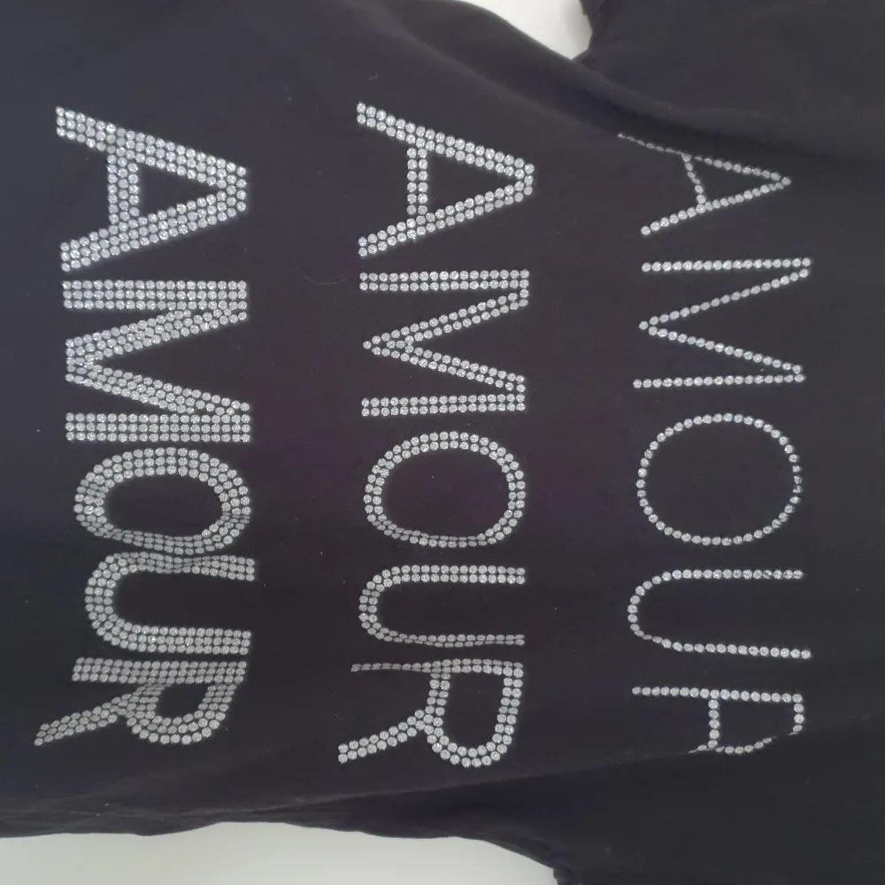 T-shirt med texten AMOUR på framsidan svart baksidan . T-shirts.