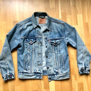 Levis jeansjacka XS - En ljusare blå leavis jeansjacka i storlek XS. Bra skick