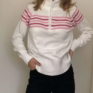 Zip Up tröja från PLAYBACK - Säljer min fina randiga tröja med rosa ränder och zip up, storlek XS/S💗💗💗