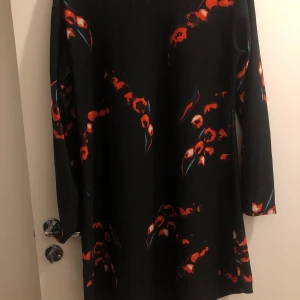 Fin klänning - Fin klänning, svart med mörkare nyanser, inte använd så mycket. Står XL men är lite mer som L