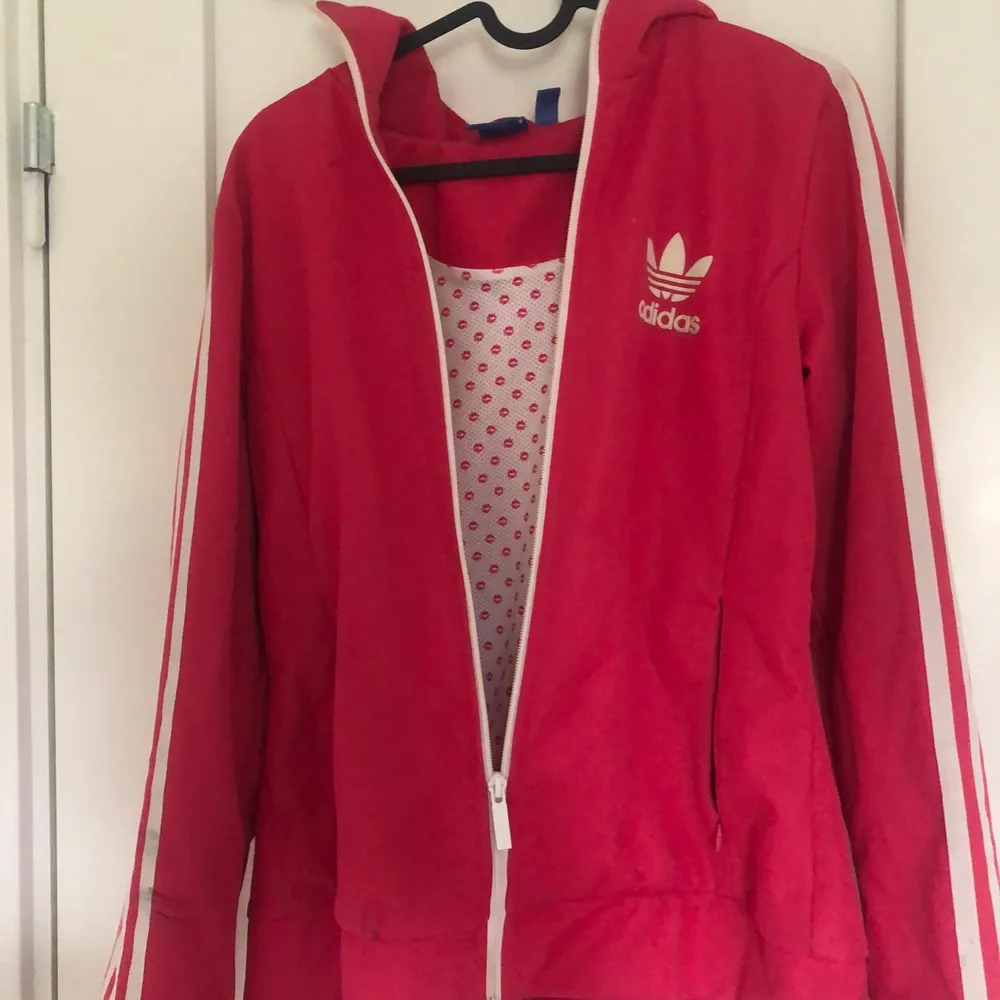 säljer mig Adidas zip up som inte kommer till någon användning.. Hoodies.