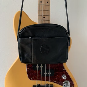 Mini Axel väska - As snygg axelväska.👾 Svart o simpel så passar allt. Köpt secondhand. Köparen står för frakten. Skriv om ni undrar något ;)