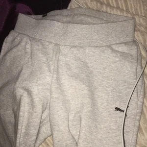 Puma mjukisbyxor - För korta för mig, använd två ggr, är stelk S men får plats i de men dem är korta, sitter jätte bra på rumpan om du är S 