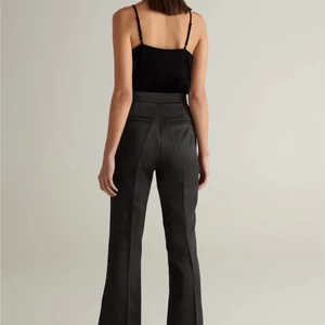 Kostymbyxor Storlek 38 - 1a bilden lånad av hemsidan för passform) oanvända kostymbyxor med utsvängda ben