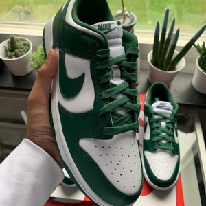 Nike Dunk Low Michigan State 🐢 - Nike Dunk Low Michigan State 🐢  Storlek:  -41 -42 -43 -44