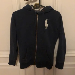 Ralph lauren tröja  - Mörkblå Ralph lauren tröja, säljer då den blivit för liten på mig. Köparen står för frakten💞📦