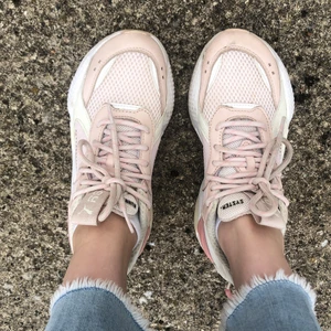 Pumaskor - Säljer dessa supersnygga pumaskorna! Köpta i frankrike så vet inte vad de kostar i sverige men dör köpte jag dem för 1200 i nypris! Använda fåtal gånger. Priset ian diskuteras❤️😊