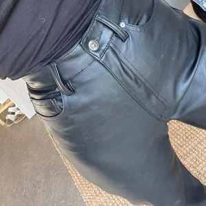 Skinnbyxor  - Skinnbyxor från HM, storlek 38! Är 165 cm, knappast använda. Vida och SÅ snygga!!